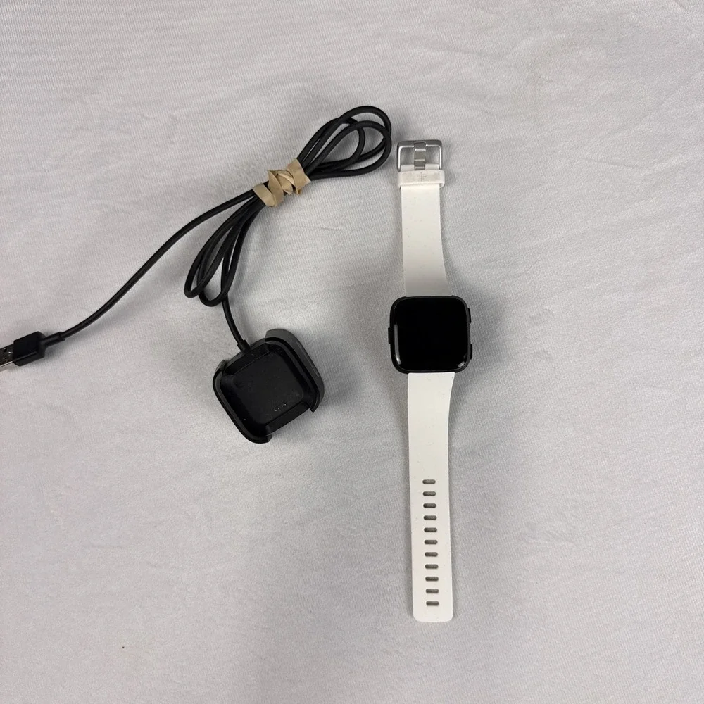 Fitbit Smartwatch Versa FB504 Black White Silicone Band with Charger